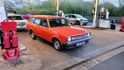 Morris Marina 1700 at petrol station