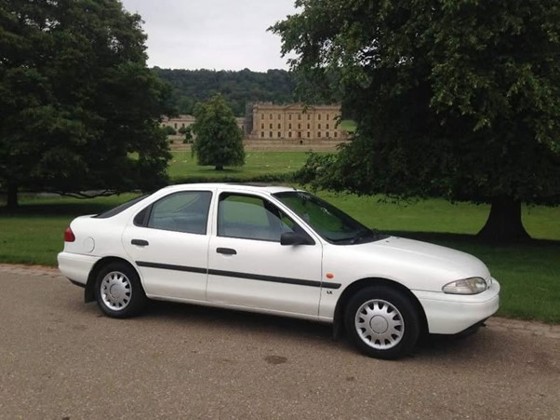 White Ford Mondeo