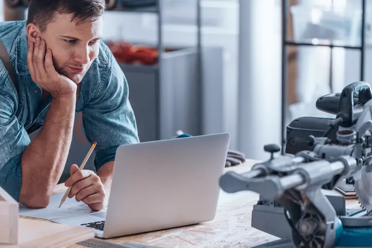 Mechanic on his laptop